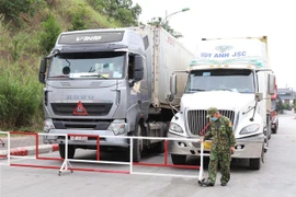 Lực lượng biên phòng Cửa khẩu Quốc tế Hữu Nghị (Lạng Sơn) phân luồng xe trở hàng, tránh tập trung đông người và phương tiện. (Ảnh: Quang Duy/TTXVN) 