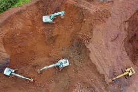 Trên địa bàn tỉnh Quảng Ninh có 4 loại vật liệu có thể khai thác sử dụng cho san lấp mặt bằng, bao gồm: đất đồi, đất đá thải mỏ, cát và tro xỉ nhiệt điện. (Ảnh: Công Phong/TTXVN)