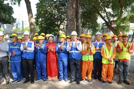 Các đại biểu ra quân thi công đầu năm Giáp Thìn 2024 dự án metro số 2. (Ảnh: Quang Châu/TTXVN)