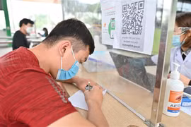 Khai báo y tế khi qua chốt Đá Bạc (thành phố Uông Bí). (Ảnh: Thanh Vân/TTXVN) 