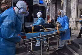 Nhân viên y tế chuyển bệnh nhân nhiễm virus corona tại một bệnh viện ở Vũ Hán, Trung Quốc ngày 30/1/2020. (Nguồn: AFP/TTXVN) 