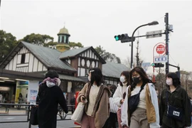 Người dân đeo khẩu trang phòng tránh lây nhiễm dịch COVID-19 tại Tokyo, Nhật Bản, ngày 25/2. (Nguồn: THX/TTXVN) 