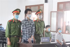 Bị cáo Phạm Kim Phê nghe tòa tuyên án. (Nguồn: TTXVN phát) 
