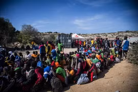Người di cư tại đảo Lampedusa, Italy ngày 14/9/2023. (Ảnh: AFP/TTXVN)