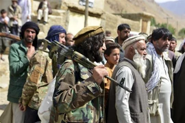 Các tay súng thuộc lực lượng kháng chiến chống Taliban ở tỉnh Panjshir, Afghanistan, ngày 31/8/2021. (Ảnh: AFP/TTXVN) 