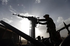 Tay súng Houthi cùng thiết bị quân sự được triển khai trên đường phố thủ đô Sanaa, Yemen. (Ảnh: AFP/TTXVN)