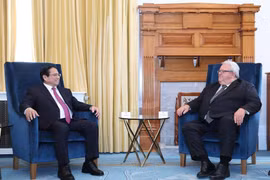 Thủ tướng Phạm Minh Chính hội kiến Chủ tịch Quốc hội New Zealand Gerry Brownlee. (Ảnh: Dương Giang/TTXVN)