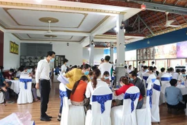 Lực lượng chức năng phường Tân Phú (thành phố Đồng Xoài) lập biên bản ghi nhận sự việc và hướng dẫn khai báo y tế. (Ảnh: Đậu Tất Thành/TTXVN) 