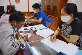 Người lao động đến Trung tâm Dịch vụ việc làm tỉnh Đắk Lắk làm hồ sơ đề nghị hưởng bảo hiểm thất nghiệp. (Ảnh: Hoài Thu/TTXVN) 