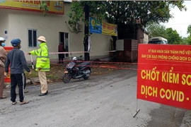 Lực lượng chức năng tiến hành phong tỏa khu 1 thị trấn Hùng Sơn, huyện Lâm Thao. (Ảnh: Trung Kiên/TTXVN) 