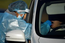 Nhân viên y tế lấy mẫu xét nghiệm người nhiễm COVID-19 tại Sydney, Australia. (Ảnh: AFP/TTXVN) 