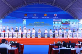 Thủ tướng Phạm Minh Chính, Bí thư Thành ủy Hà Nội Đinh Tiến Dũng và các đại biểu thực hiện nghi thức khởi công Dự án đầu tư xây dựng đường Vành đai 4 - Vùng Thủ đô Hà Nội. (Ảnh: Văn Điệp/TTXVN)