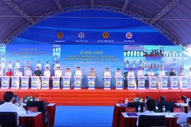 Thủ tướng Phạm Minh Chính, Bí thư Thành ủy Hà Nội Đinh Tiến Dũng và các đại biểu thực hiện nghi thức khởi công Dự án đầu tư xây dựng đường Vành đai 4 - Vùng Thủ đô Hà Nội. (Ảnh: Văn Điệp/TTXVN)