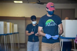 Cử tri bỏ phiếu sớm bầu Tổng thống Mỹ 2020 tại Phoenix, bang Arizona ngày 16/10/2020. (Nguồn: AFP/TTXVN)