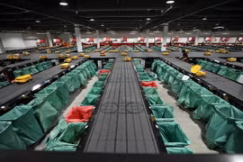 Hệ thống Robot AGV là robot tự hành chia chọn tự động 100% các loại hàng hóa nhẹ, mỏng, hàng có hình dáng đặc thù, tròn lăn, thích hợp với hàng hóa trên sàn thương mại điện tử. Đây là công nghệ robot hiện đại được nhiều đơn vị logistic lớn trên thế giới sử dụng. (Ảnh: Minh Quyết/TTXVN)