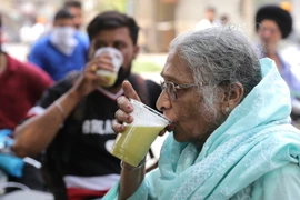 Người dân uống nước mía giải nhiệt trong ngày nắng nóng tại Amritsar, bang Punjab, miền Bắc Ấn Độ. (Ảnh: THX/TTXVN)