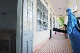 Phun thuốc sát khuẩn trong trường học ở Quy Nhơn. (Ảnh: Tường Quân/TTXVN) 