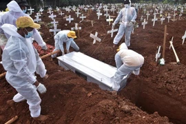 Chôn cất bệnh nhân tử vong do COVID-19 tại Bekasi, Indonesia, ngày 6/8/2021. (Ảnh: AFP/TTXVN) 