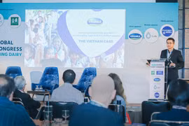 Ông Nguyễn Quang Trí, Giám đốc Điều hành Marketing, đại diện Vinamilk - doanh nghiệp duy nhất đến từ khu vực Đông Nam Á trình bày tham luận tại Hội nghị năm nay. (Nguồn: Vietnam+)