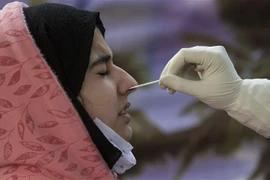 Xét nghiệm COVID-19 cho người dân tại Srinagar, Ấn Độ, ngày 19/12/2020. (Nguồn: THX/TTXVN) 