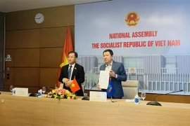 Đoàn đại biểu Quốc hội Việt Nam tham gia ký thông qua Báo cáo Hội nghị AIPA Caucus 12. (Ảnh: Việt Đức/TTXVN) 