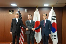 Đại diện đặc biệt của Hàn Quốc về các vấn đề hòa bình và an ninh trên bán đảo Triều Tiên Kim Gunn (phải) trong cuộc gặp người đồng cấp Mỹ Sung Kim (trái) và người đồng cấp Nhật Bản Takehiro Funakoshi tại Tokyo, ngày 7/9/2022. (Ảnh: YONHAP/TTXVN) 