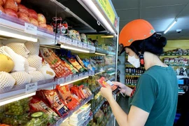 Người dân mua sắm tại một siêu thị ở Thành phố Hồ Chí Minh. (Ảnh: Hồng Đạt/TTXVN)