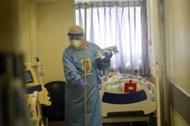 Nhân viên y tế làm việc tại khu cách ly điều trị bệnh nhân COVID-19 ở thành phố Rehovot, Israel ngày 16/9/2020. (Nguồn: THX/TTXVN) 