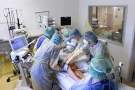 Điều trị cho bệnh nhân nhiễm COVID-19 tại bệnh viện ở Magdeburg, Đông Đức. (Ảnh: AFP/TTXVN) 