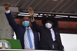 Chủ tịch Hội đồng quân sự chuyển tiếp Sudan Abdel Fattah Al-Burhan (trái) và Tổng thống Nam Sudan Salva Kiir tại lễ ký thỏa thuận hòa bình cuối cùng giữa Chính phủ Sudan và các nhóm vũ trang ở Juba (Nam Sudan) ngày 3/10/2020. (Nguồn: THX/TTXVN) 