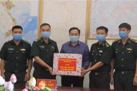 Chủ tịch Ủy ban Nhân dân tỉnh Lạng Sơn Hồ Tiến Thiệu tặng quà cán bộ, chiến sỹ đồn Biên phòng Pò Mã (Lạng Sơn). (Ảnh: Quang Duy/TTXVN) 