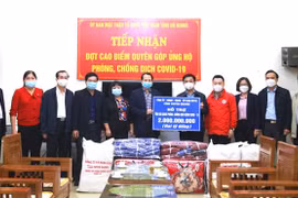 Tuyên Quang hỗ trợ Hà Giang 2 tỷ đồng cùng vật tư, thiết bị y tế chống dịch. (Ảnh: Minh Tâm/TTXVN) 