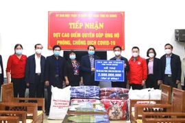 Tuyên Quang hỗ trợ Hà Giang 2 tỷ đồng cùng vật tư, thiết bị y tế chống dịch. (Ảnh: Minh Tâm/TTXVN) 
