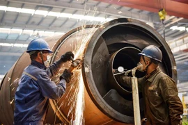 Công nhân làm việc tại một nhà máy sản xuất xe ôtô tải ở tỉnh Hà Bắc, Trung Quốc, ngày 12/5/2020. (Nguồn: AFP/TTXVN) 