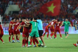 Các cầu thủ U23 Việt Nam ôm nhau ăn mừng khi trận đấu kết thúc. (Ảnh: Hoàng Linh/TTXVN) 