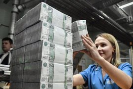 Nhân viên kiểm đồng ruble tại nhà máy in tiền ở Moskva, Nga. (Ảnh: AFP/TTXVN) 