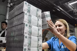 Nhân viên kiểm đồng ruble tại nhà máy in tiền ở Moskva, Nga. (Ảnh: AFP/TTXVN) 