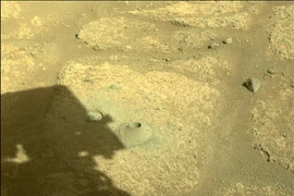 Tàu thám hiểm sao Hỏa Perseverance khoan lỗ vào nền của miệng núi lửa Jezero để lấy mẫu đá, ngày 6/8/2021. (Ảnh: AFP/TTXVN) 