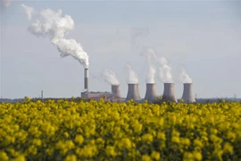 Khí thải phát ra từ một nhà máy gần Darlton, Anh. (Ảnh: AFP/TTXVN) 