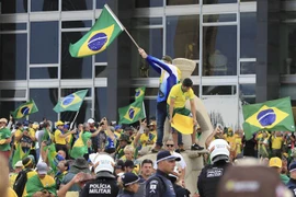 Người biểu tình ủng hộ cựu Tổng thống Brazil Jair Bolsonaro đột nhập Dinh Tổng thống đương nhiệm ở Brasilia, ngày 8/1/2023. (Ảnh: AFP/TTXVN)