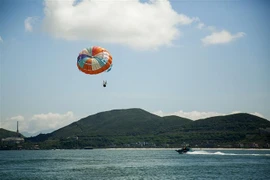 Dù bay, môn thể thao hấp dẫn cho du khách trên bãi biển Hòn Tằm, Nha Trang. (Ảnh: Hồng Đạt/TTXVN)