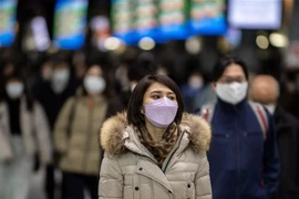 Người dân đeo khẩu trang phòng dịch COVID-19 tại Tokyo, Nhật Bản. (Ảnh: AFP/TTXVN) 