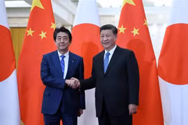 Thủ tướng Nhật Bản Shinzo Abe (trái) và Chủ tịch nước Trung Quốc Tập Cận Bình (phải) tại cuộc gặp ở Bắc Kinh ngày 23/12/2019. (Nguồn: AFP/TTXVN) 