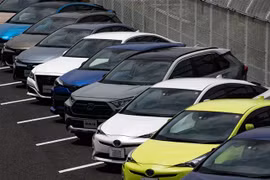 Ô tô đỗ bên ngoài một đại lý của Toyota ở Tokyo, Nhật Bản. (Nguồn: AFP/TTXVN) 