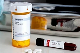 Thuốc kháng virus Favipiravir (trái). (Nguồn: ANI/TTXVN) 