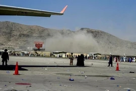 Khói bốc lên gần hiện trường một vụ nổ ở sân bay Kabul, Afghanistan, ngày 26/8/2021. (Ảnh: IRNA/TTXVN) 