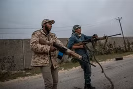 Lực lượng Chính phủ Đoàn kết dân tộc Libya (GNA) trong cuộc giao tranh với Lực lượng quân đội miền Đông (LNA) tại Tripoli ngày 2/4/2020. (Nguồn: THX/TTXVN) 