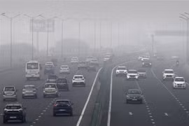 Khói mù ô nhiễm bao phủ dày đặc tại New Delhi, Ấn Độ. (Ảnh: AFP/TTXVN)