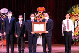 Chủ tịch nước Nguyễn Xuân Phúc trao Huân chương Lao động hạng Nhất cho Trường Đại học Sư phạm Hà Nội. (Ảnh: Phạm Kiên/TTXVN) 