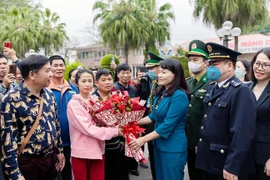 Lãnh đạo thành phố Móng Cái tặng hoa chúc mừng các đoàn khách quốc tế. (Ảnh: TTXVN phát)